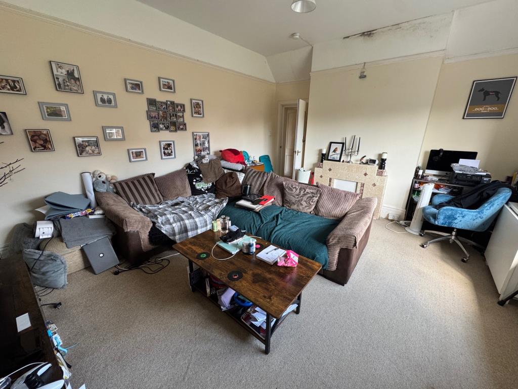 Lot: 97 - FREEHOLD BLOCK OF NINE FLATS PART INVESTMENT / PART VACANT IN WEST END OF FOLKESTONE - Flat C2 living room